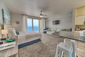 巴拿马城海滩Sunset at The Shores的一间带床且可欣赏海景的酒店房间