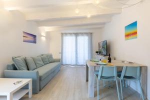 a living room with a couch and a table at Conca d'Oro Apartments, appartamento 5 e 6 in Arco