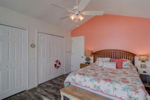 Postel nebo postele na pokoji v ubytování 3944 Island Drive - Blessings At The Beach + 25 fotografií