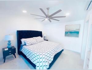 Ένα ή περισσότερα κρεβάτια σε δωμάτιο στο Luxury apartment Playa Dorada +29 φωτογραφίες