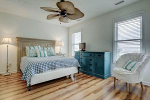 een slaapkamer met een bed, een plafondventilator en een stoel bij 1906-B S Shore Drive - Beg T' Go in Watts Landing