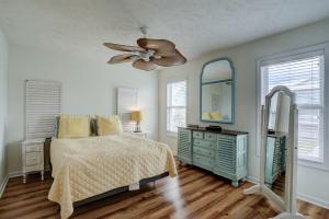 een slaapkamer met een bed en een plafondventilator bij 1906-B S Shore Drive - Beg T' Go in Watts Landing