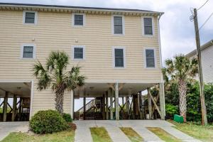 een huis met palmbomen ervoor bij 1906-B S Shore Drive - Beg T' Go in Watts Landing +27 foto's