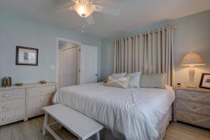 Postel nebo postele na pokoji v ubytování 3946 Island Drive - Bottoms Up