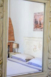 a mirror reflection of a bedroom with two beds at Appartamento Santa Croce in Arezzo