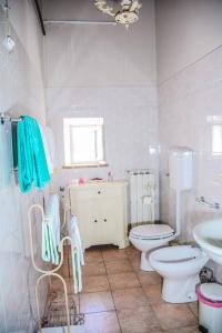 a bathroom with a toilet and a sink at Appartamento Santa Croce in Arezzo +7 photos