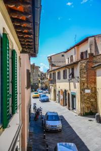 a view of a street with cars parked on the street at Appartamento Santa Croce in Arezzo