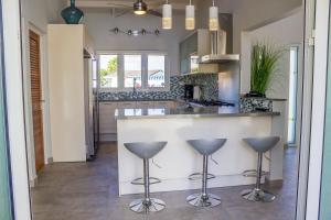 A cozinha ou cozinha compacta de Malmok Beach Break Villa