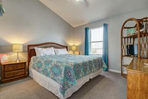 een slaapkamer met een bed en een raam bij Surf Condos 531 in Surf City