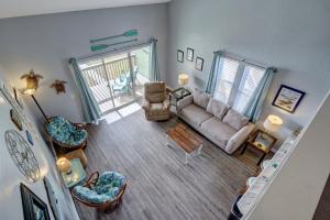 een bovenaanzicht van een woonkamer met een bank en stoelen bij Surf Condos 531 in Surf City