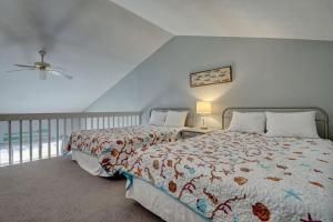 een slaapkamer met twee bedden en een plafondventilator bij Surf Condos 531 in Surf City