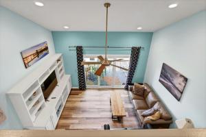 TV a/nebo společenská místnost v ubytování Surf Condos 235