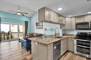 Kuchyň nebo kuchyňský kout v ubytování Surf Condos 235