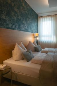 Postel nebo postele na pokoji v ubytování Hotel Poellners 20 min von München Hbf + 23 fotografií
