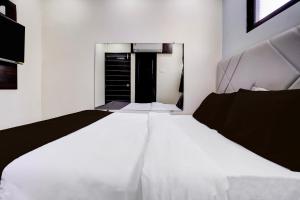 Postel nebo postele na pokoji v ubytování Hotel O Class Inn