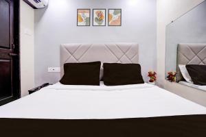 Postel nebo postele na pokoji v ubytování Hotel O Class Inn