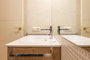 Et badeværelse på Pajaritos Luxury by Valcambre + 40 billeder