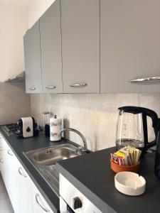 uma cozinha com pia e bancada em Zu Pino Apartments Cefalù em Cefalù