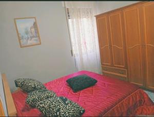 Un dormitorio con una cama y una cómoda. en Dream of Eden, en Roma 2 fotos más