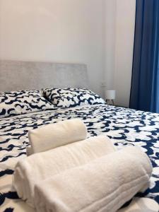um quarto com uma cama com toalhas em Zu Pino Apartments Cefalù em Cefalù