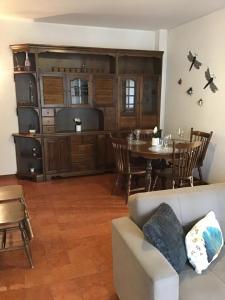 ein Wohnzimmer mit Sofa und Tisch in der Unterkunft Panorama suite-Appartamento affitto estivo in Alba Adriatica