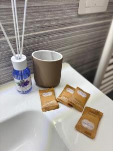 uma mesa branca com uma tigela e três pedaços de comida em Zu Pino Apartments Cefalù em Cefalù