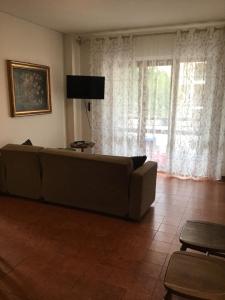 ein Wohnzimmer mit Sofa und Fernseher in der Unterkunft Panorama suite-Appartamento affitto estivo in Alba Adriatica