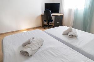 two towels on two beds in a hotel room at CT 355 AL - Faro's Pechina Rural - Disfruta de un Cortijo! in Pechina