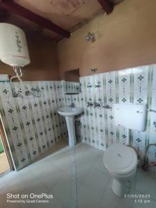 カソルにあるMoti classic deep forestのトイレと洗面台付きのバスルーム