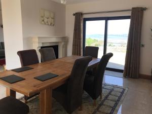 Posezení v ubytování Serene Luxurious Haven with Sea Views Letterkenny Rooms