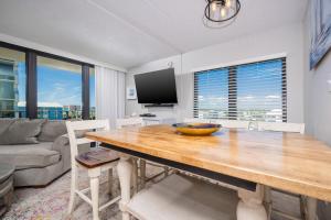 Μια τηλεόραση ή/και κέντρο ψυχαγωγίας στο Island Winds East 311 condo