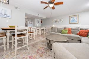 Χώρος καθιστικού στο Island Winds East 311 condo +33 φωτογραφίες