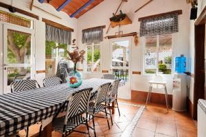a dining room with a table and chairs at Alojamiento Rural Marien in La Bobadilla