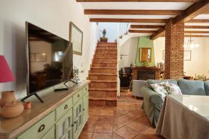 a living room with a tv and a couch at Alojamiento Rural Marien in La Bobadilla