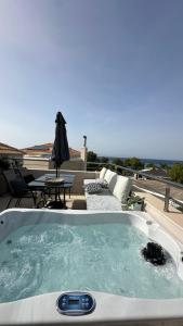 Bazén v ubytování Marilena Mare Seaside & Jacuzzi House 50meters from sea nebo v jeho okolí