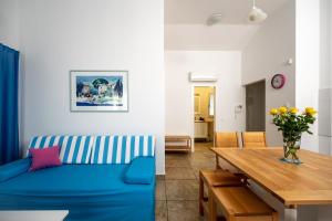 Ruang duduk di Adorami Apartments