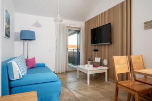 Televisyen dan/atau pusat hiburan di Adorami Apartments