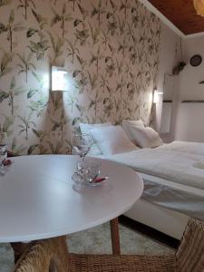 una habitación con una mesa blanca y una cama y una cama y una mesa en cosy studio2, en Amberes 9 fotos más
