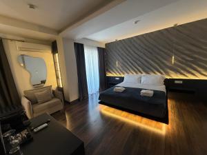 Postel nebo postele na pokoji v ubytování Tirana Central Rooms + 37 fotografií