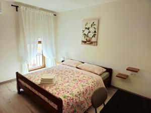 a bedroom with a bed and a window at Apartment Veronica - Spacious 3BR Townhouse for 6 Guests at Great Value in Brtonigla