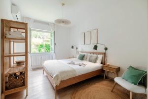 Ένα ή περισσότερα κρεβάτια σε δωμάτιο στο Moonlight - by MyHomeInComo