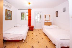 Postel nebo postele na pokoji v ubytování Jadran Apartments