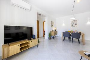 TV/trung tâm giải trí tại Lagos Town Lovers by Seewest