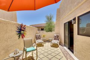 Island Condo with Pool Access in Lake Havasu City!的休息区