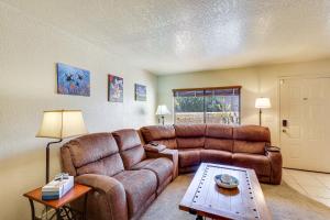 Island Condo with Pool Access in Lake Havasu City!的休息区