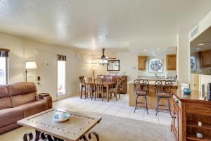 Island Condo with Pool Access in Lake Havasu City!的休息区