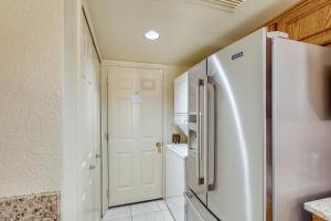 哈瓦苏湖城Island Condo with Pool Access in Lake Havasu City!的房间里有一台白色冰箱的厨房