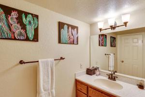 哈瓦苏湖城Island Condo with Pool Access in Lake Havasu City!的带水槽和镜子的浴室