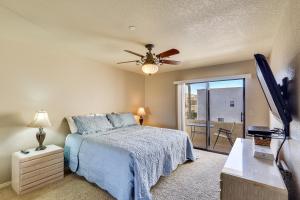 哈瓦苏湖城Island Condo with Pool Access in Lake Havasu City!的带床和吊扇的卧室 更多22张照片