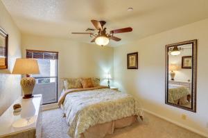 Island Condo with Pool Access in Lake Havasu City!客房内的一张或多张床位